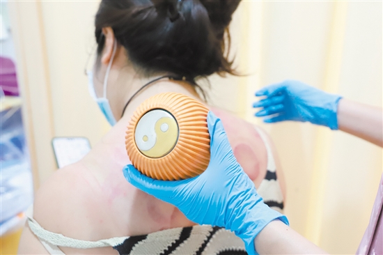 雨水時(shí)節(jié)，按揉或艾灸穴位可以起到祛濕化痰、健脾理氣的作用。