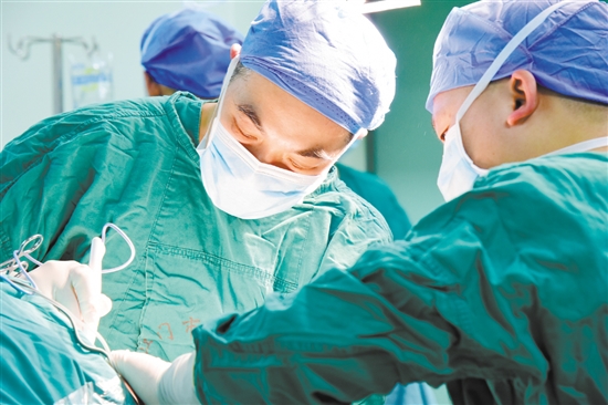 顱內(nèi)動脈瘤一旦破裂，后果可能極其嚴重。圖為醫(yī)生為患者進行手術(shù)。