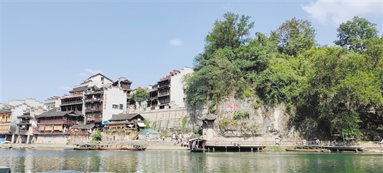邊城茶峒群山環(huán)抱，城中有山，山中有城。