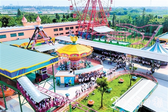 摩天輪是長(zhǎng)廊生態(tài)園熱門項(xiàng)目之一。