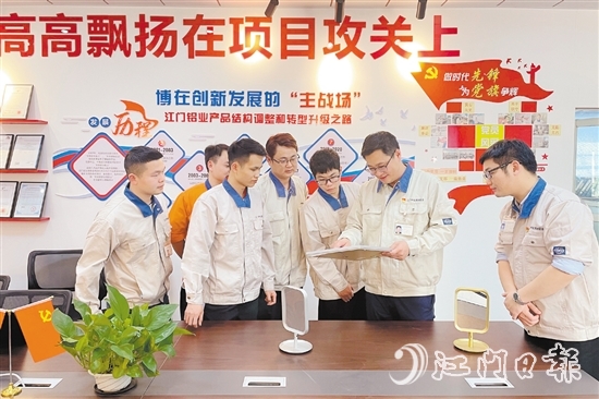 企業(yè)黨員職工帶頭開(kāi)展研發(fā)攻堅(jiān)。