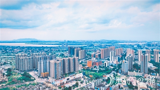 當(dāng)下，在鶴山大地，“拼”的精神、“闖”的勁頭、“實”的干勁處處涌動。圖為鶴山城區(qū)。