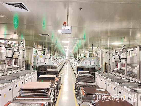 世運電路今年第一季度生產(chǎn)訂單已經(jīng)排滿，企業(yè)生產(chǎn)車間機器轟鳴，生產(chǎn)線加速運轉(zhuǎn)。