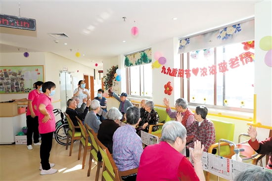 新會區(qū)養(yǎng)老中心舉辦活動，豐富老年人生活。簡家琳