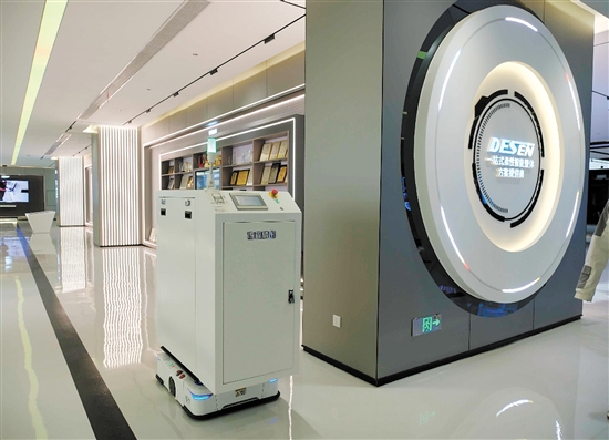 德森精密生產的涂覆機和全自動機器人配合作業(yè)。