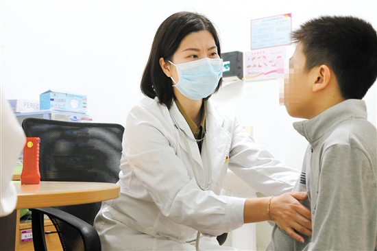 醫(yī)生為患兒查體。