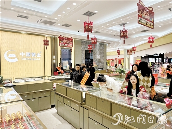 小克重黃金首飾、黃金貼片等“輕量化”產(chǎn)品受年輕消費(fèi)者青睞。