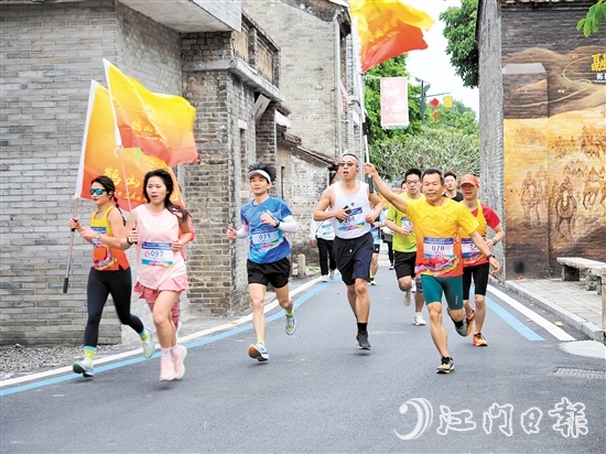 參賽選手在鮮卑古村縱情奔跑。