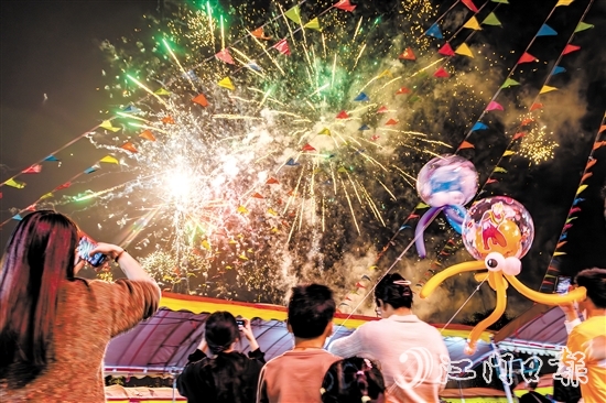 進(jìn)入夜晚，花炮會(huì)現(xiàn)場(chǎng)仍然非常熱鬧，絢麗煙花讓村民、游客大飽眼福。歐蕊榮