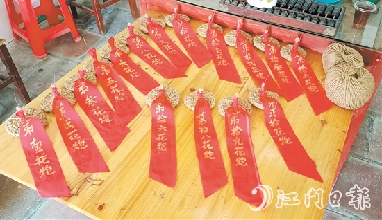 “搶炮”環(huán)節(jié)用的花炮頭由麻繩編織而成，如今“搶炮”被抽簽取代，既保留了傳統(tǒng)，又確保了安全。鶴城鎮(zhèn)供圖