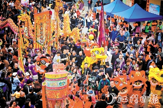 正月十六上午，小官田樟樹下村熱鬧非凡，村民們敲鑼打鼓，進(jìn)行“接炮”“還炮”等環(huán)節(jié)。