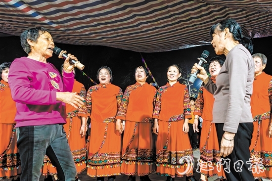 村民在花炮會(huì)上唱響《采茶歌》，詞韻精美，內(nèi)涵豐富。歐蕊榮