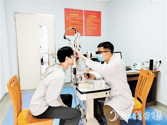 蓬江區(qū)有序組織應(yīng)征青年參加體檢。