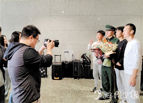 家人迎接退役軍人光榮返鄉(xiāng)。