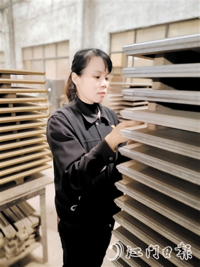 廣東鴻業(yè)家具集團有限公司生產部油漆、木皮車間工人韋江祝