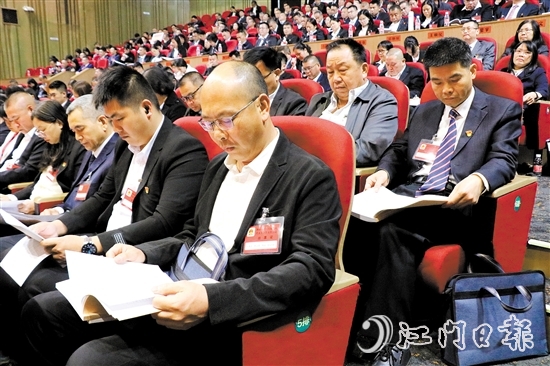 來自各條戰(zhàn)線的人大代表、政協(xié)委員熱議鶴山市政府工作報(bào)告。