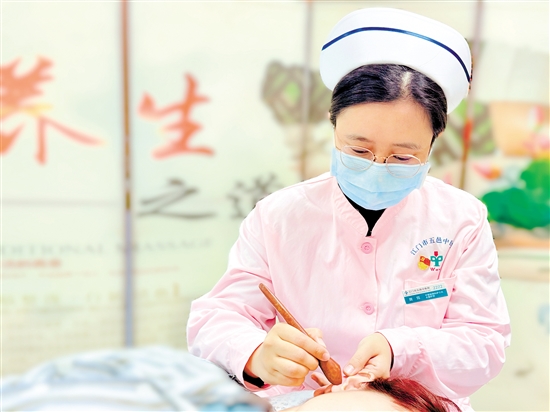 中醫(yī)經(jīng)典科護(hù)士長(zhǎng)黃霓