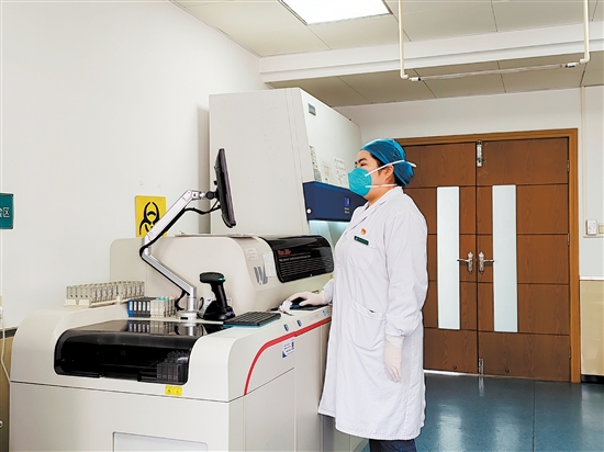 趙冬婷進行檢測工作。