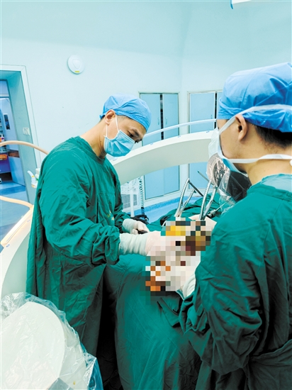 醫(yī)生為陳阿婆實(shí)施手術(shù)。