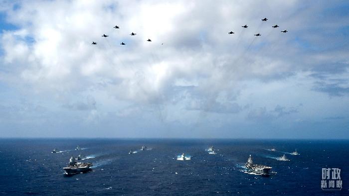 △2024年10月21日，遼寧艦、山東艦編隊(duì)雙航母編隊(duì)演練。（圖/視覺(jué)中國(guó)）