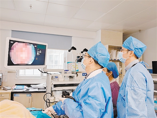 消化內(nèi)科團(tuán)隊(duì)為患者施行手術(shù)。