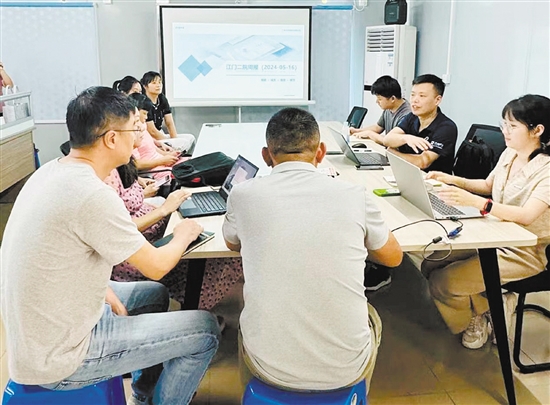 環(huán)市街道社區(qū)衛(wèi)生服務(wù)中心強(qiáng)化數(shù)據(jù)安全培訓(xùn)。