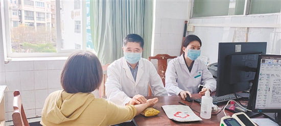 醫(yī)生對(duì)患者問診。