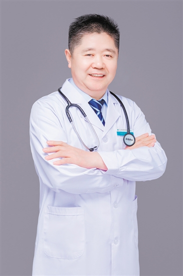 楊愛成：江門市五邑中醫(yī)院腎病科主任，主任醫(yī)師，醫(yī)學(xué)博士，暨南大學(xué)碩士生導(dǎo)師，嶺南名醫(yī)，江門市名醫(yī)。