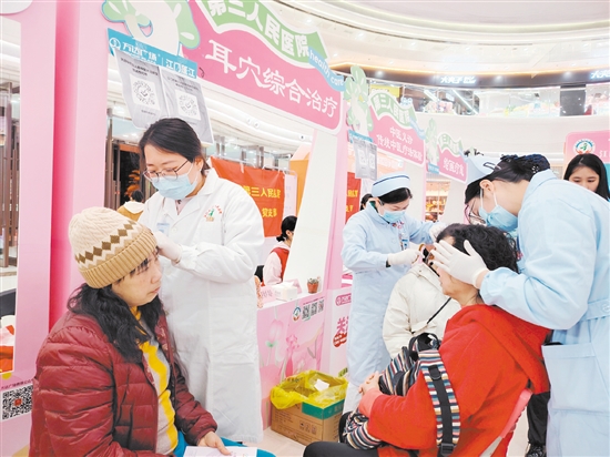 本次活動設(shè)置了多個健康服務(wù)攤位。