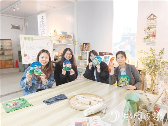 農(nóng)業(yè)銀行江門分行女職工制作陶藝手工品。