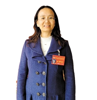 開平市政協(xié)委員、沙岡初級(jí)中學(xué)副校長(zhǎng)關(guān)艷梨