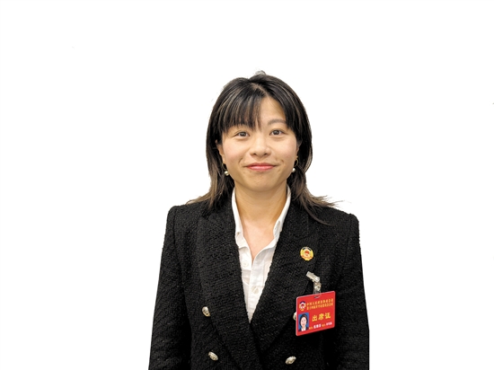 開平市政協(xié)委員、澳門開平青年會(huì)副會(huì)長(zhǎng)伍雅芬