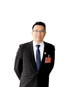 開平市政協(xié)委員、民盟開平市委員會(huì)專職副主委張偉津