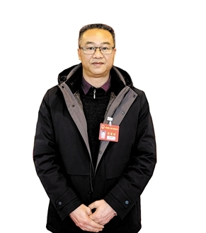 開平市人大代表，龍勝鎮(zhèn)龍勝墟社區(qū)黨支部書記、居委會(huì)主任張健鋒