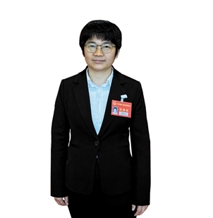 開平市人大代表，馬岡鎮(zhèn)聯(lián)岡村黨總支書記、村委會(huì)主任梁泳怡