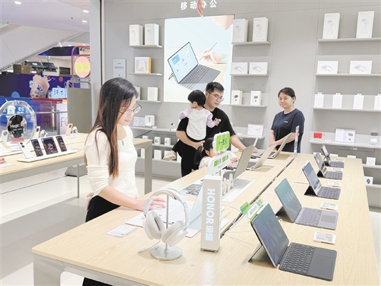 不少市民到門店看新款手機(jī)。