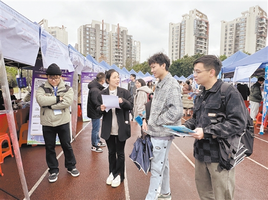 校園招聘會(huì)吸引不少高校學(xué)子前來咨詢應(yīng)聘。