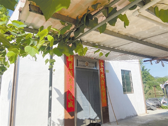 近年來，鶴山市相關(guān)部門及單位積極幫助困難群眾實(shí)施農(nóng)村危房改造。