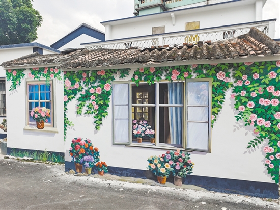 在古勞鎮(zhèn)大埠村，精美墻繪與周邊環(huán)境巧妙融合。