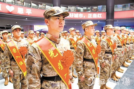 新兵奔赴軍營(yíng)開啟新征程。
