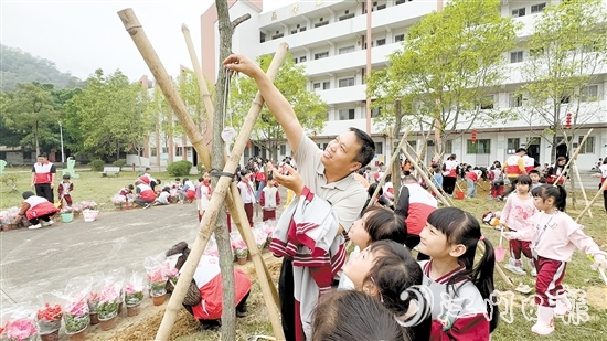 植樹后，大家在樹上掛上牌子以作紀念。