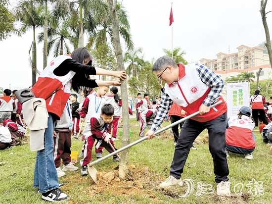 鰲峰小學開展親子共植活動，家長與孩子一起合力參與勞動實踐。