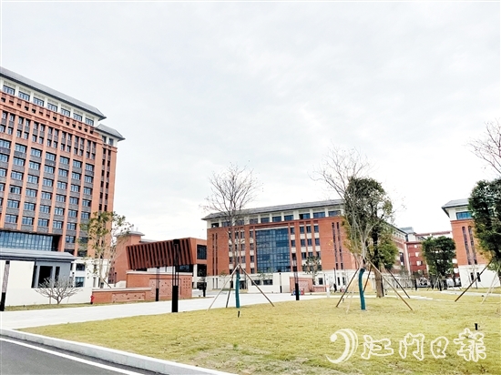 恩平智造學(xué)院設(shè)置在恩平市職教園內(nèi)，擁有優(yōu)質(zhì)的職業(yè)教育條件。