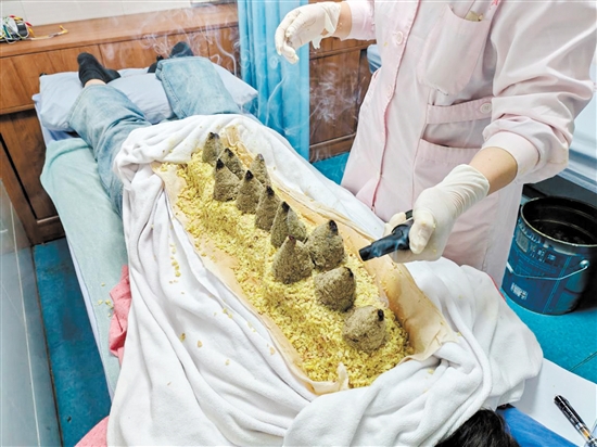 醫(yī)護(hù)人員為市民進(jìn)行姜療。