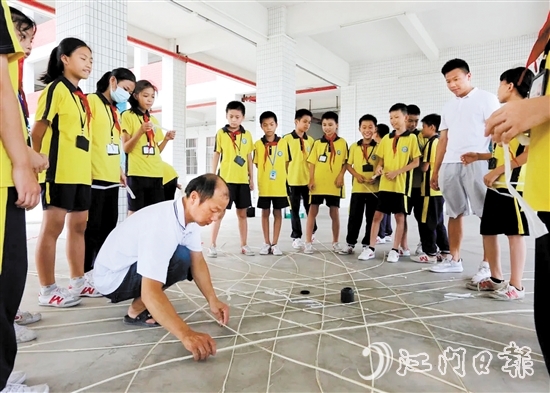 鄺活發(fā)參與“非遺進(jìn)校園”活動(dòng)，為年輕一代講解泮村燈會(huì)相關(guān)知識(shí)。