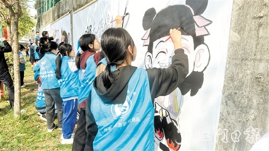 活動現場，大家一起繪制“哪吒”主題墻畫。