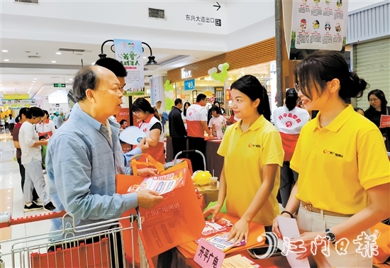 工作人員耐心解答市民疑問，大力宣傳普及消費者權(quán)益保護等有關(guān)知識。