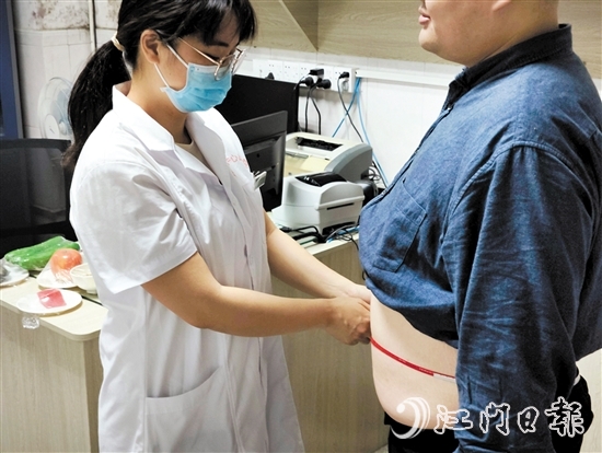 醫(yī)生為記者測量腰圍。