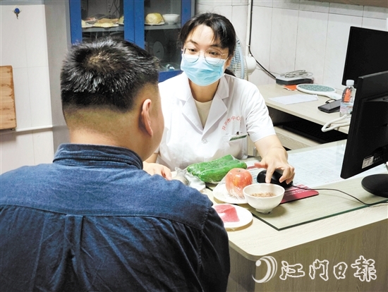 體重管理門診內(nèi)分泌科、營養(yǎng)科區(qū)長羅群芳向記者介紹食物所含熱量。