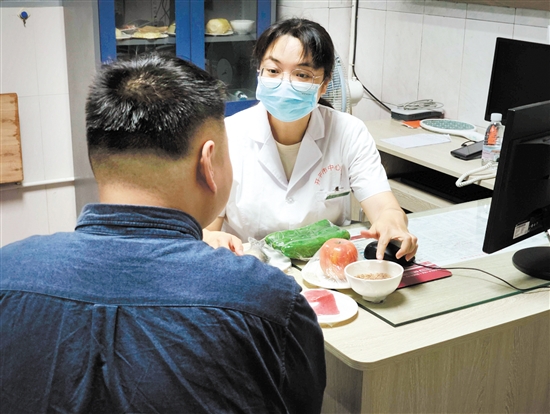體重管理門診內(nèi)分泌科、營(yíng)養(yǎng)科區(qū)長(zhǎng)羅群芳向記者介紹食物所含熱量。